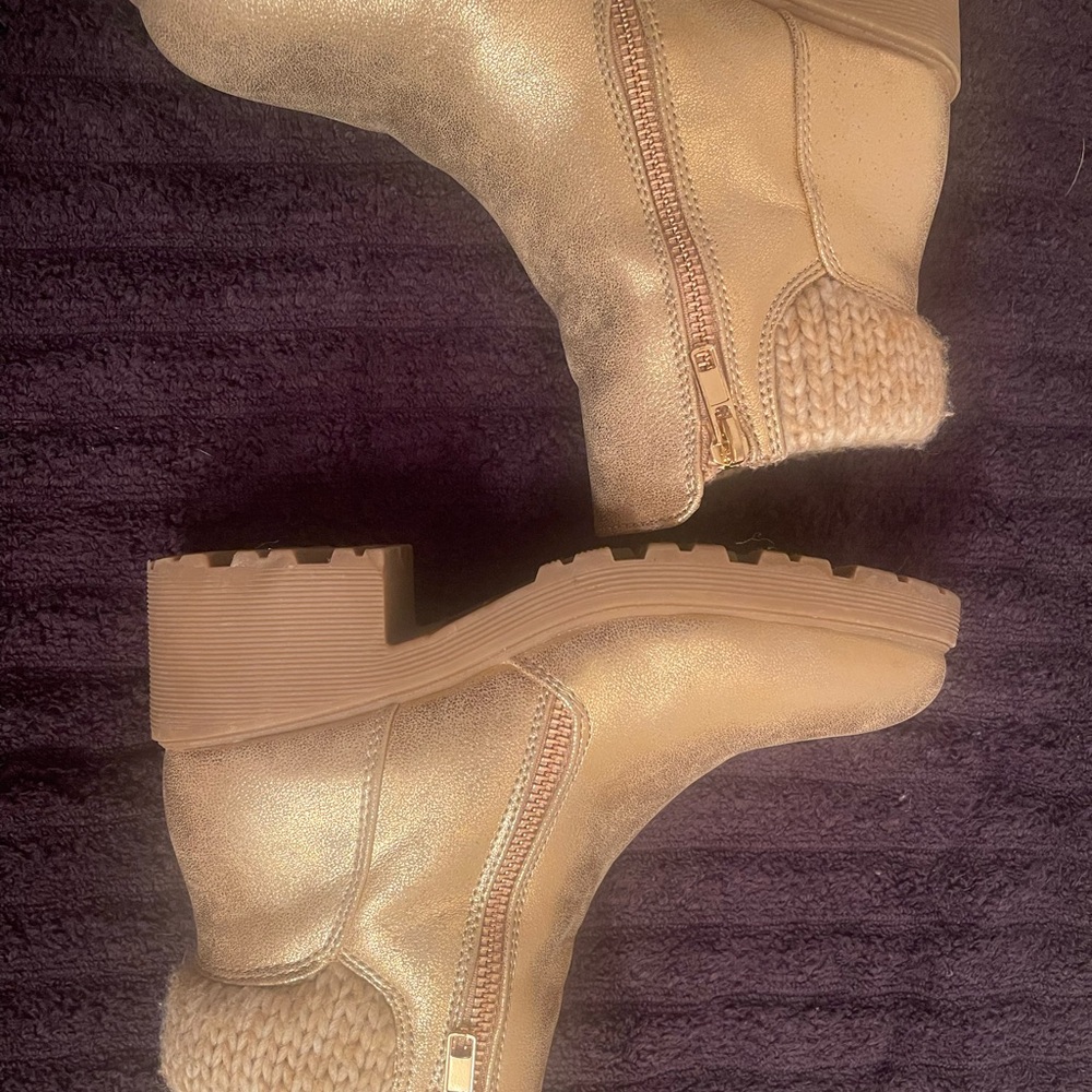 Girls Rose to Rosegold boots.   Worn one time size 3.